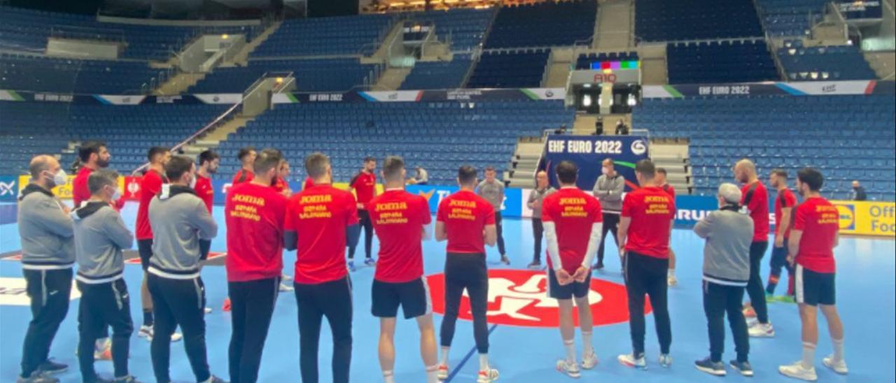 Los jugadores de la selección en el Ondrej Nepela Arena, de Bratislava, donde disputarán la primera fase del torneo.