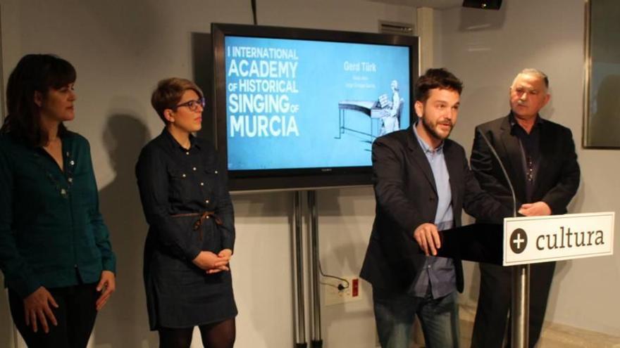 Jorge Losana (ante el micrófono), junto a la vicerrectora Mónica Galdana, la consejera Noelia Arroyo y Luis Orenes, de Promúsica.