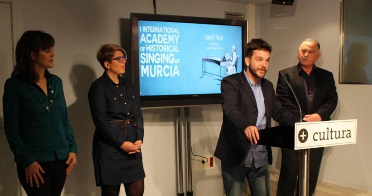 Jorge Losana (ante el micrófono), junto a la vicerrectora Mónica Galdana, la consejera Noelia Arroyo y Luis Orenes, de Promúsica.