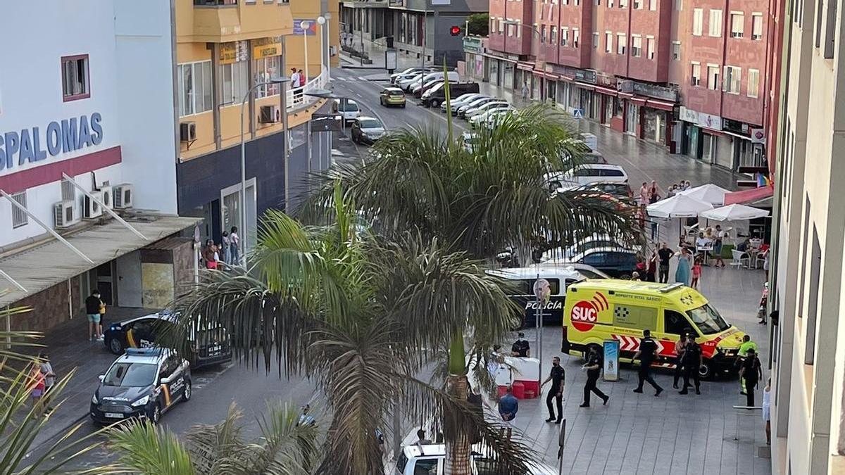 Un bebe cae desde un segundo piso.