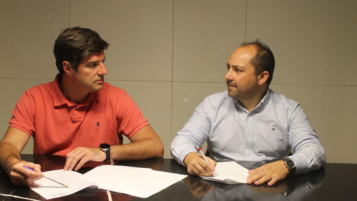 Emilio Navarro (i) y Yeremi Curbelo, alcalde y responsable de Dirección de la empresa, respectivamente.