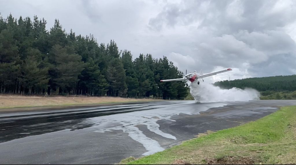 Así preparan los aviones de extinción en la base de Plysa en Doade