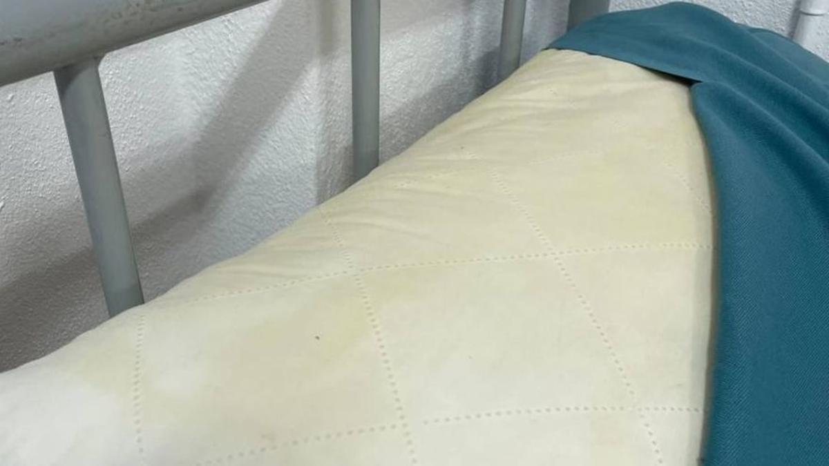 Una almohada amarilla.