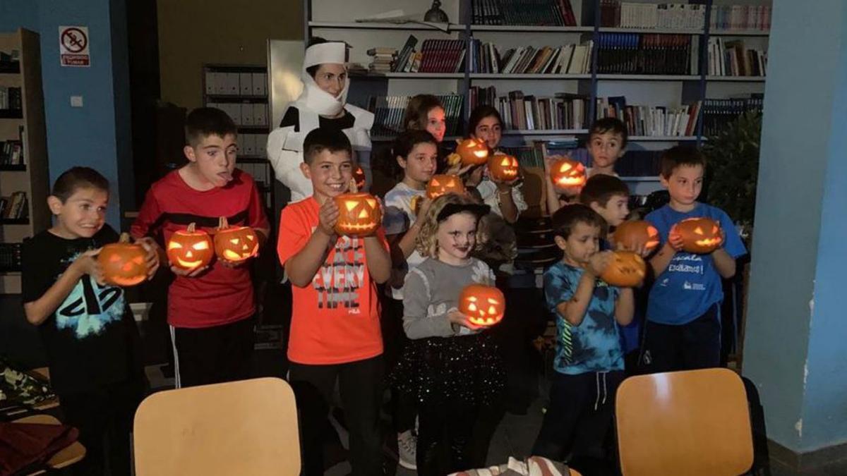 Los niños de Rueda fabricaron calabazas con velas en su interior. |   