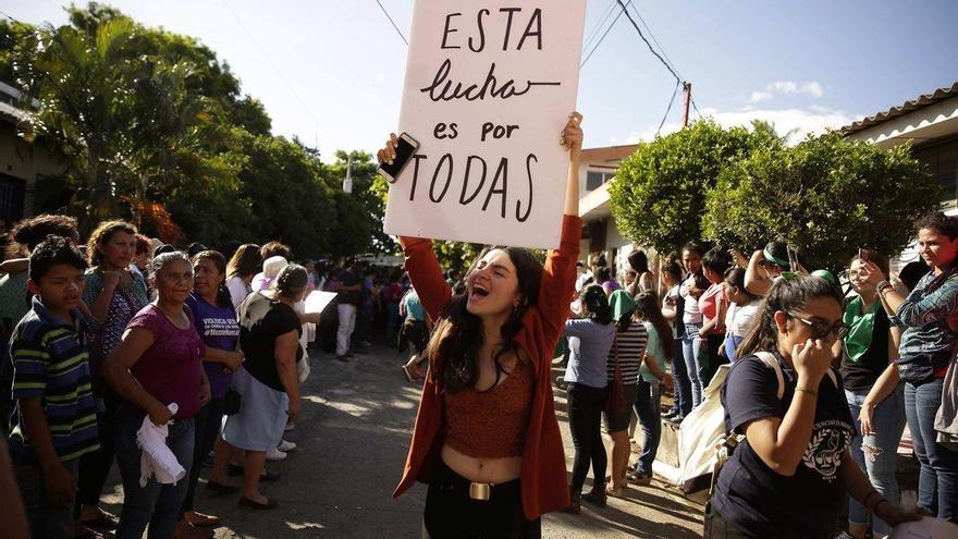 La corte de El Salvador ordena la liberación de una mujer acusada de abortar