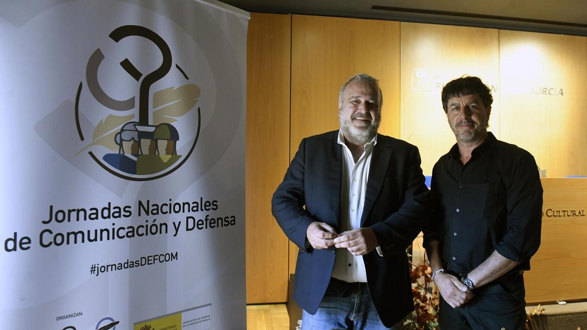 El director de La Opinión, José Alberto Pardo, (izda), presentó al fotoperiodista Emilio Morenatti