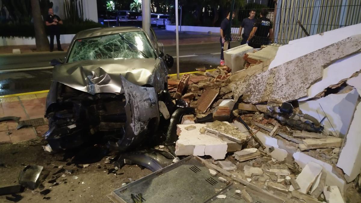 Estado en el que ha quedado el coche y el muro de los Bombers tras el accidente.