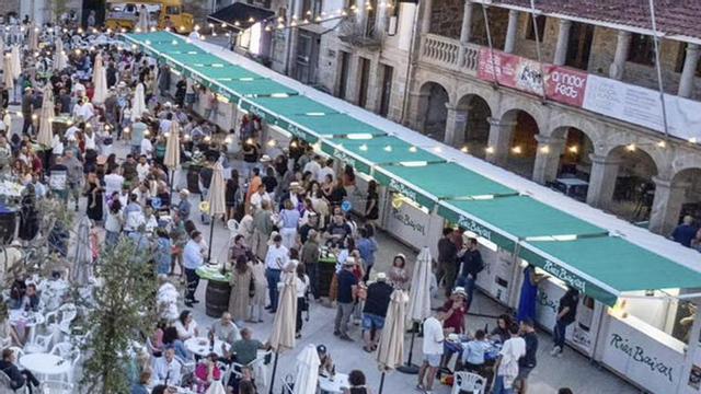 Vista de la Praza do Calvario en la Feira do Viño do Rosal, que llego a su 34ª edición este año.