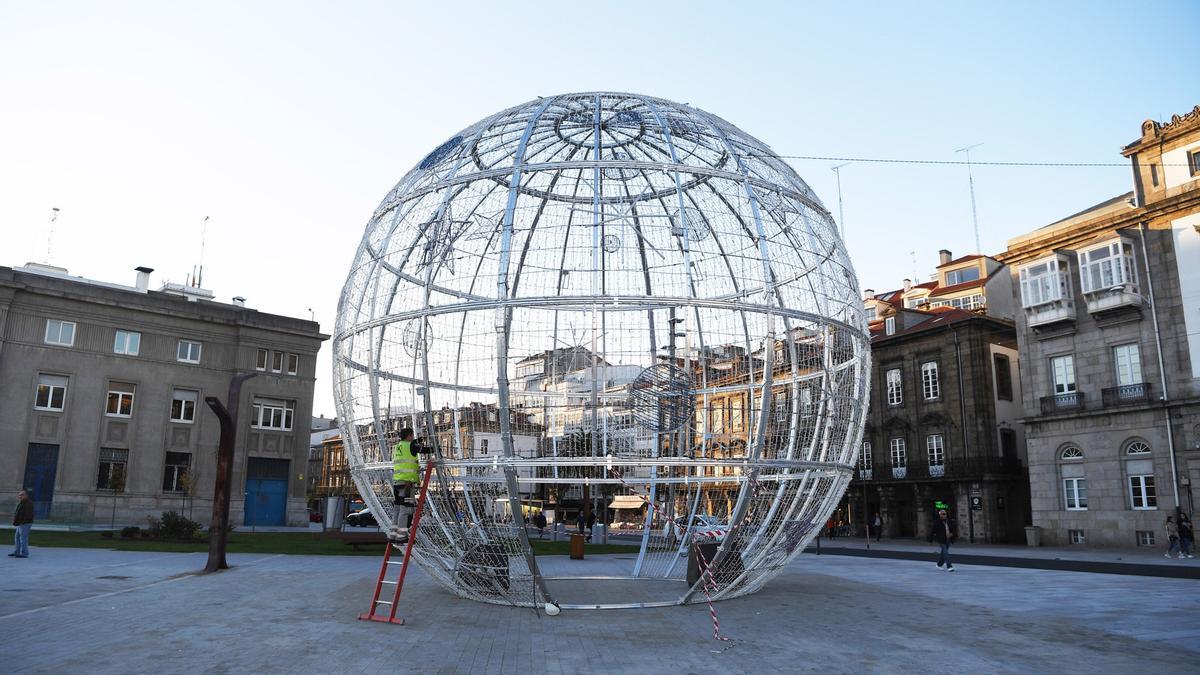 La bola de Navidad en la Marina forma parte del alumbrado navideño en A Coruña.