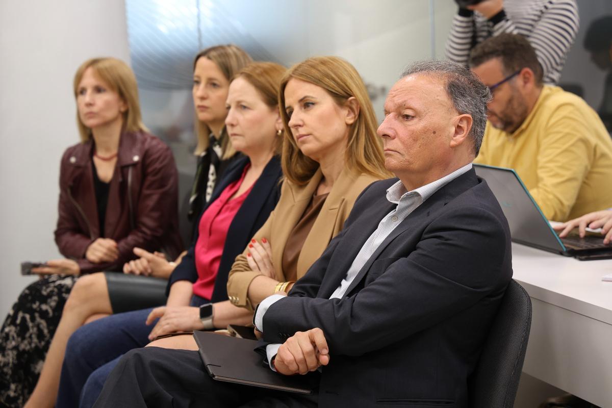 Salvador Navarro, Esther Guilabert y equipo técnico de la CEV han acudido a la presentación.