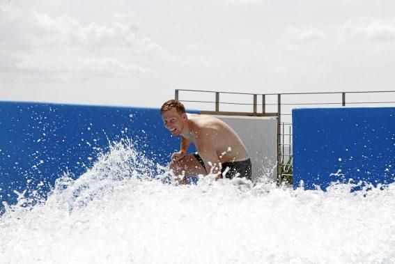 Im Wave House in Magaluf kann man auch ohne Meer surfen. Für Anfänger gibt es handfeste Unterstützung der Lehrer.