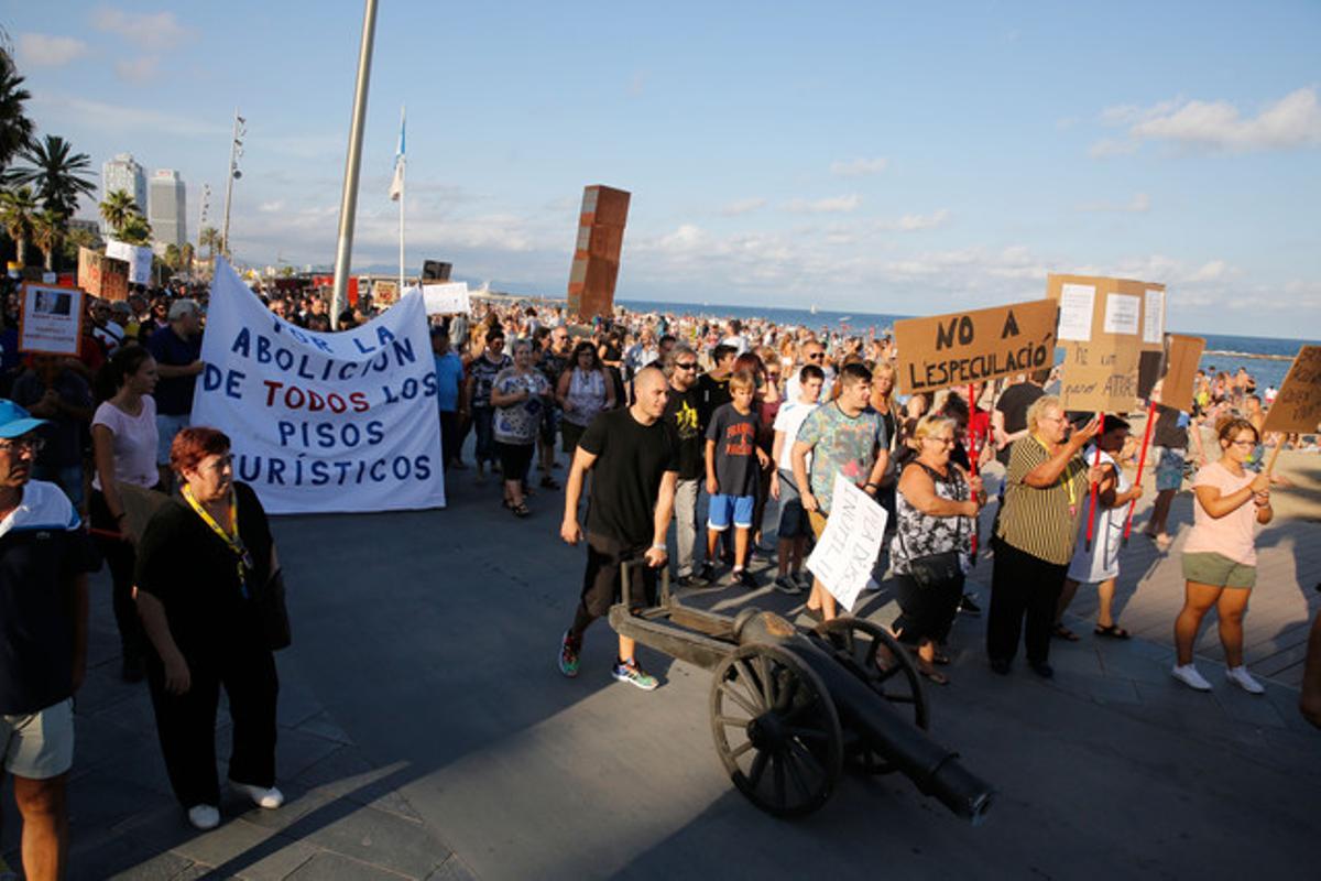 Los manifestantes de la Barceloneta han bajado hasta la playa en la protesta de este sábado.