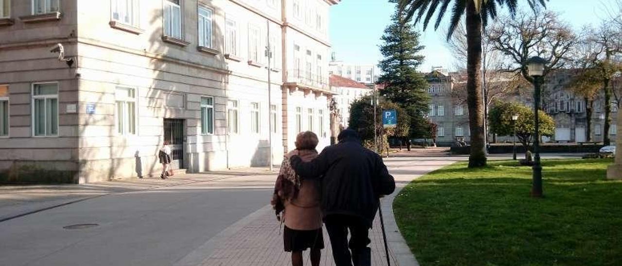 Una pareja de mayores pasean por el centro de Pontevedra. // Gustavo Santos