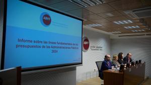 La presidenta de la Airef, Cristina Herrero (segunda por la izquierda), junto a parte de su equipo directivo, en rueda de prensa.