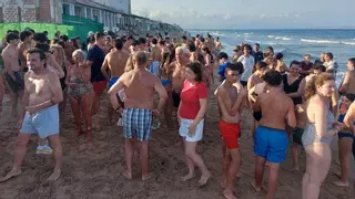 Un "chapuzón" por mantener en pie las casas de Babilonia en Guardamar de Segura