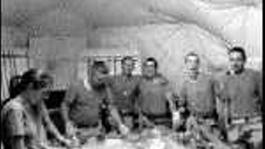 Un grupo de militares en una comida en el campamento.