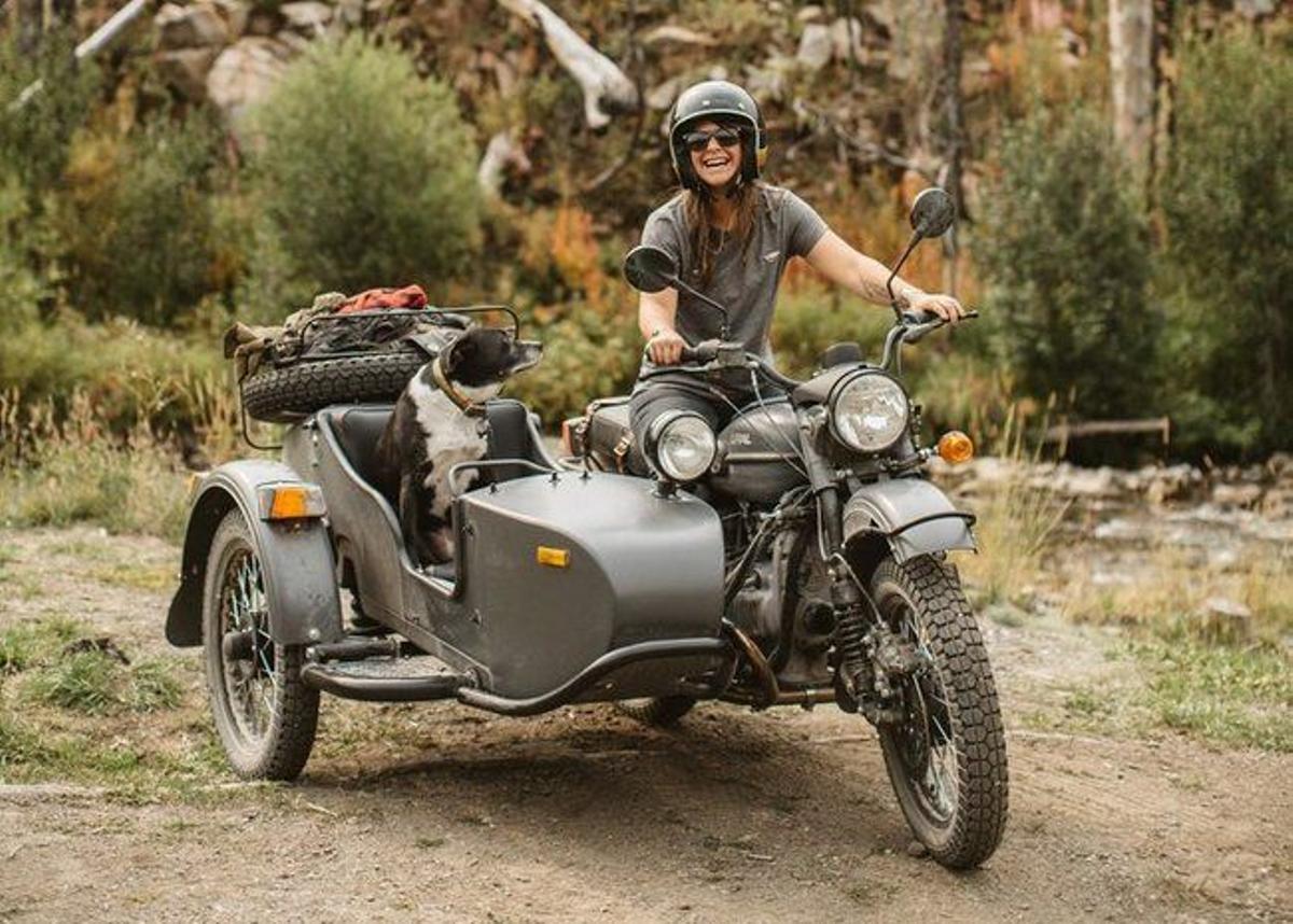 Moto con sidecar de la marca URAL