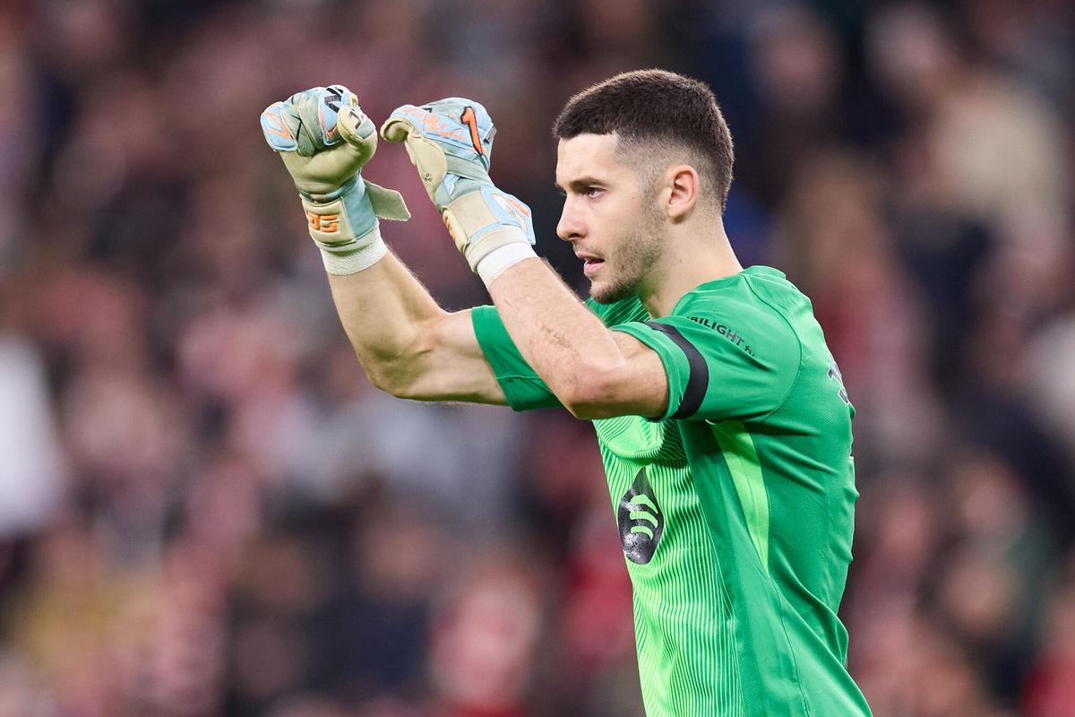 Joan Garcia celebra el final del partido ante el Athletic de San Mamés.
