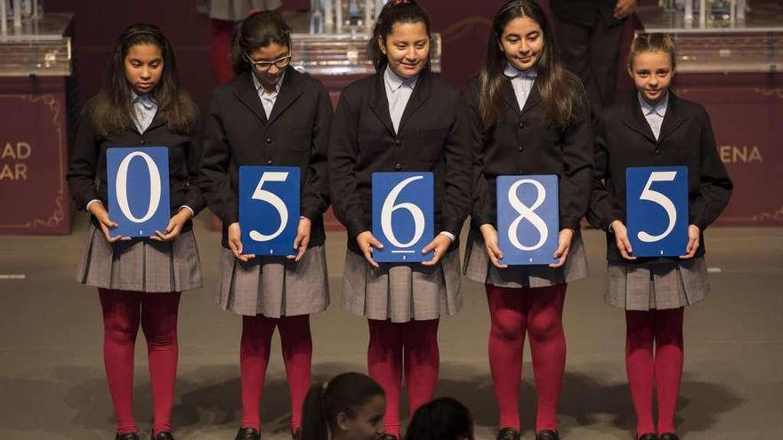 Momento del sorteo de El Niño con los niños mostrando el número 05685, agraciado con el primer premio del sorteo.