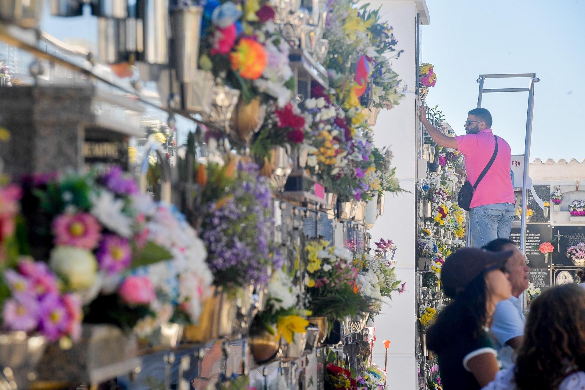 Día de Todos los Santos en cementerios de Gran Canaria