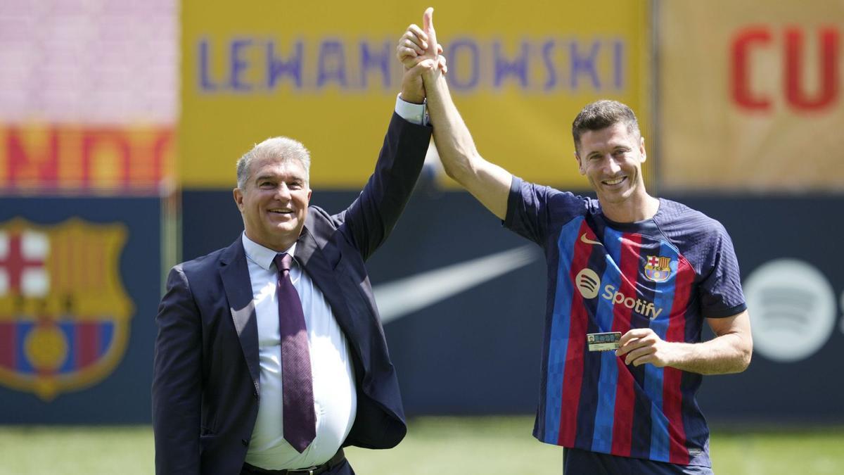 El president del Barça, Joan Laporta, i el davanter polonès Robert Lewandowski, el dia de la presentació del polonès al Camp Nou.  | EFE/ALEJANDRO GARCÍA