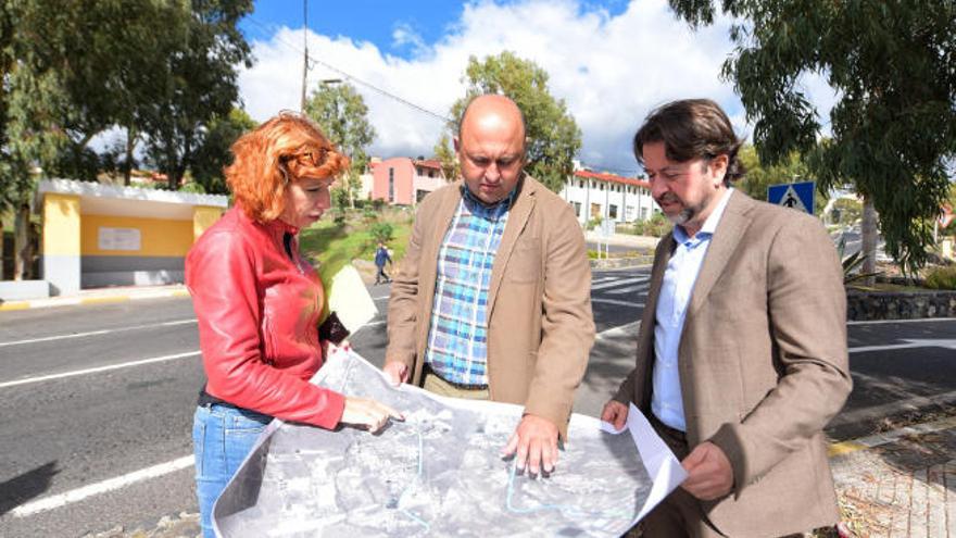 Ofelia Manjón, José Domingo Regalado y Carlos Alonso, en una visita a Granadilla.