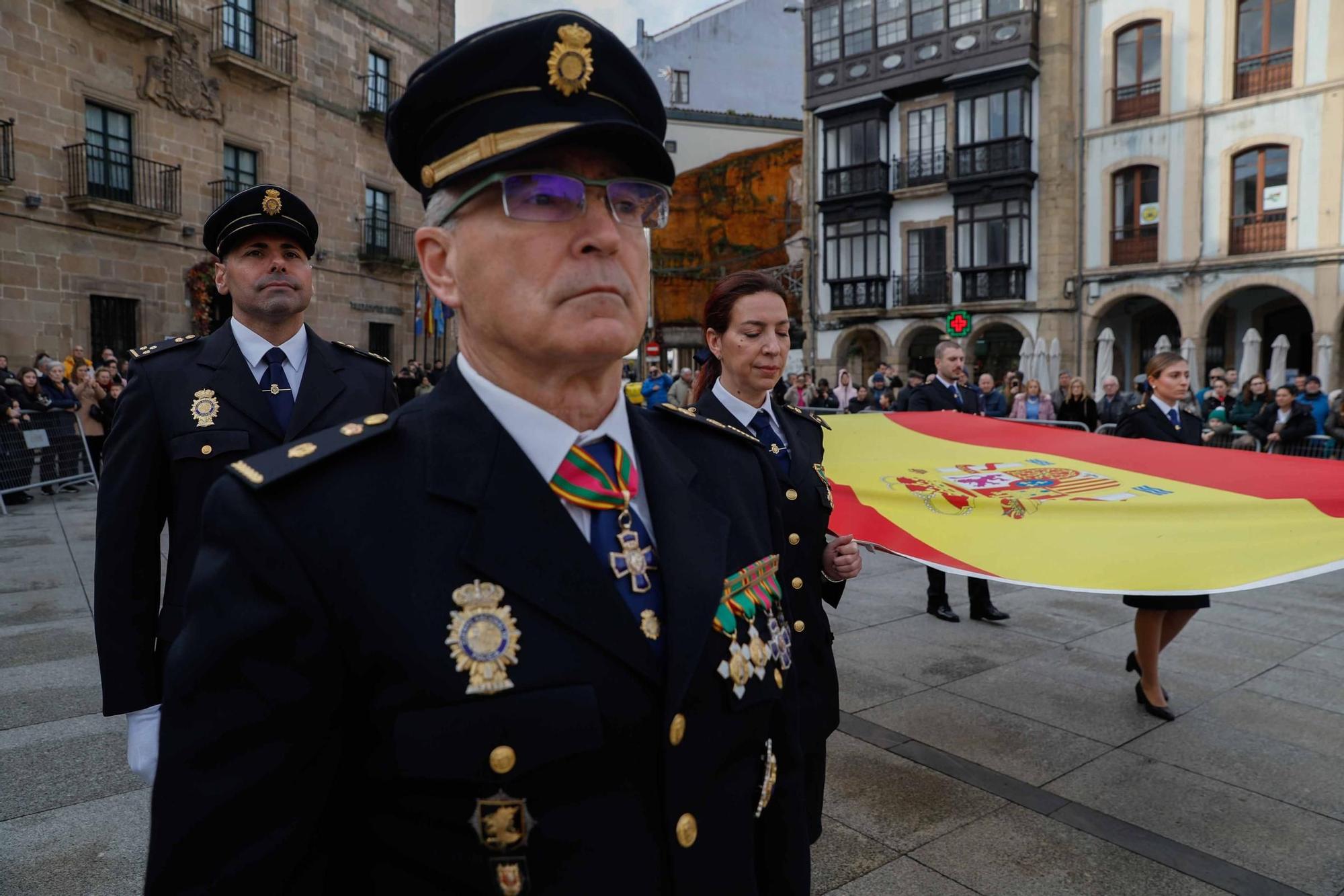 EN IMÁGENES: La Policía Nacional celebra su 200 aniversario en la Plaza de España de Avilés