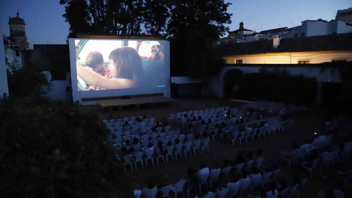 Proyección de una película en la nueva temporada de cine de verano en Córdoba.