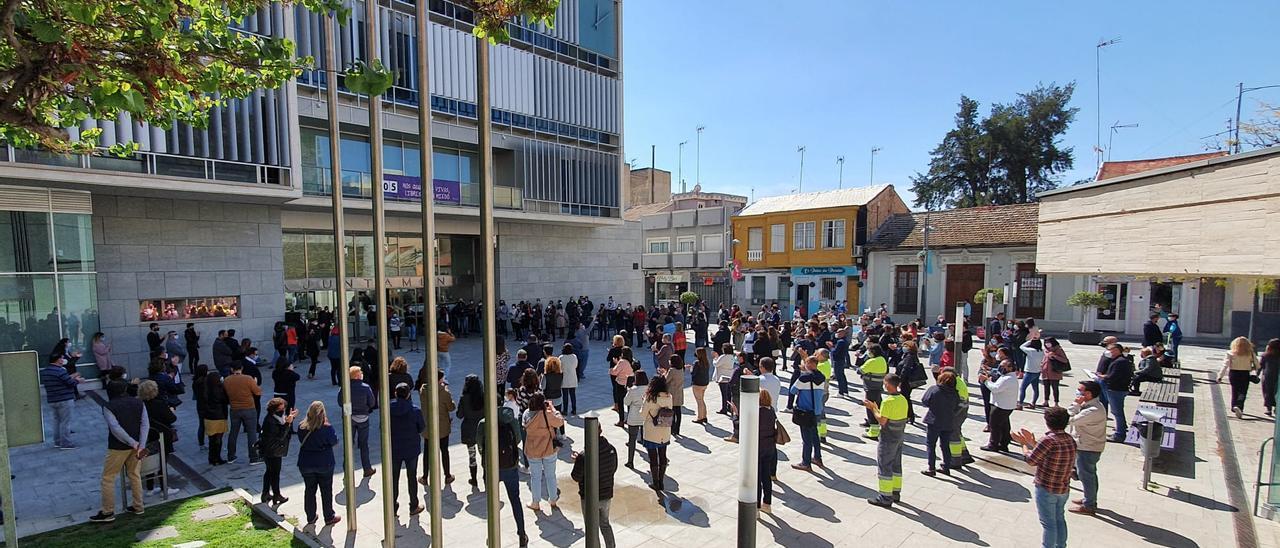 Concentración de funcionarios el pasado viernes 17 de abril ante el Ayuntamiento de San Vicente.