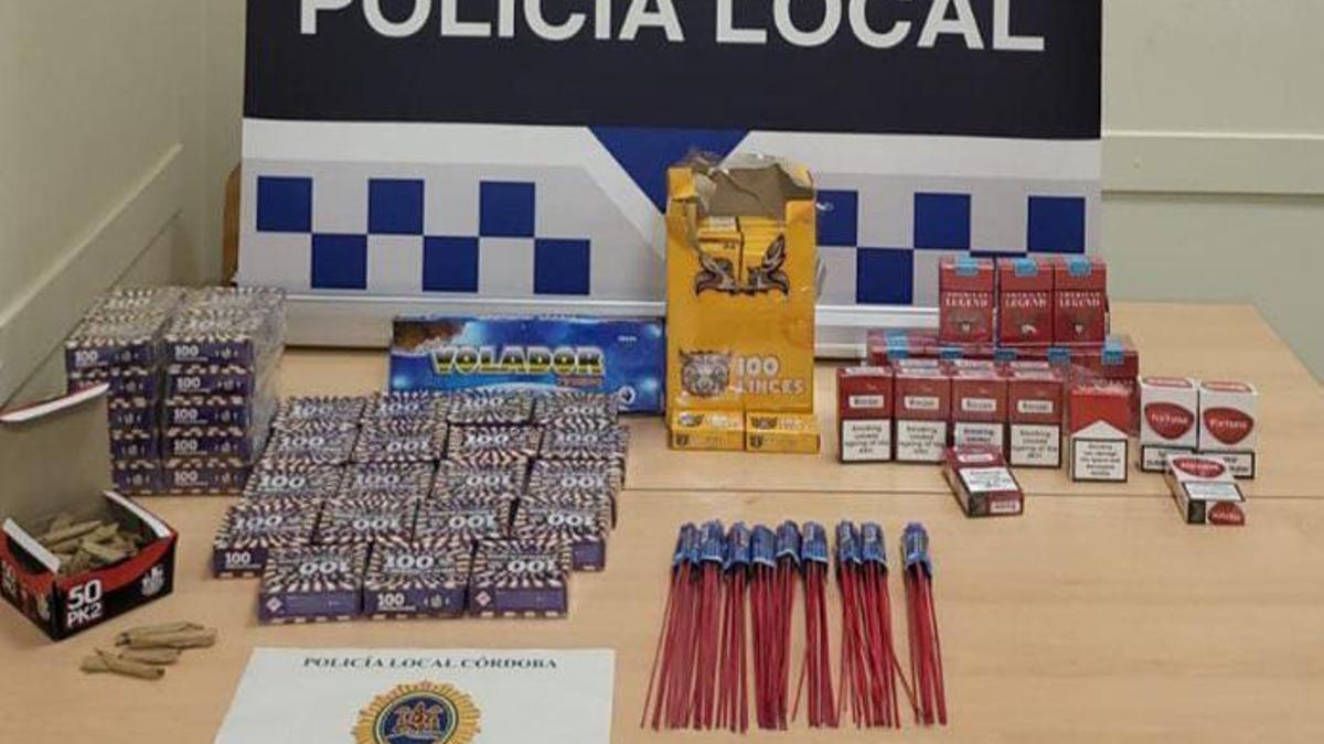 Tabaco y pirotecnia incautada en un quiosco de Córdoba.