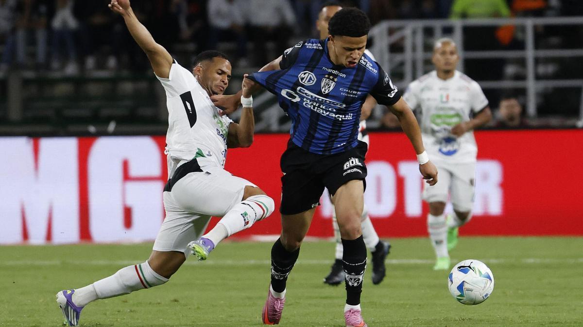 Patrik Mercado, con el balón, durante un partido de Independiente del Valle, en un partido de cuartos de final de la Copa Sudamericana contra Once Caldas.