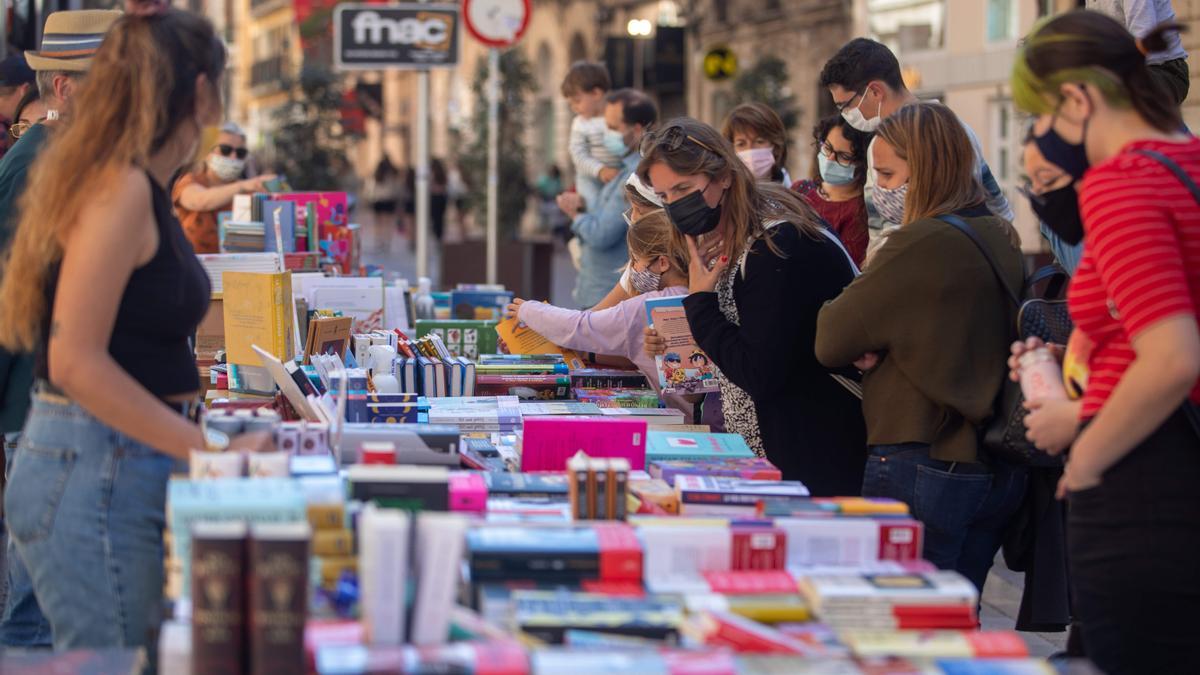 Sant Jordi arranca en Palma animado y con buen ritmo de ventas