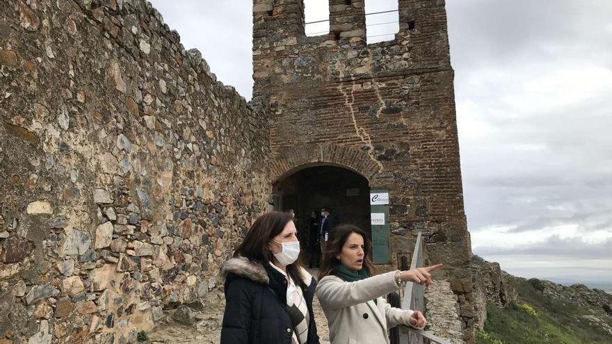 Nuria Flores visita el castillo de Magacela.