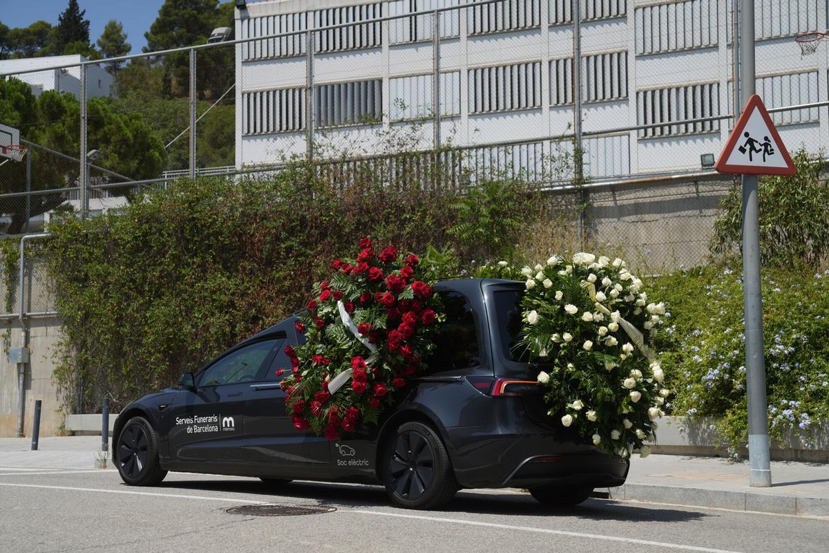 Coche fúnebre en el funeral del expresidente de La Caixa Josep Vilarasau, en el Tanatori de Sant Gervasi, a 30 de julio de 2026, en Barcelona, Catalunya (España).