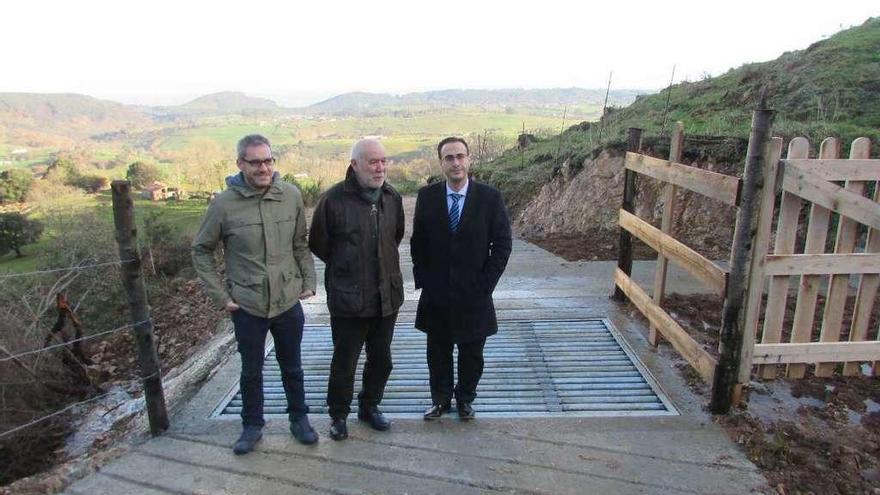 David García Carbajales, José Antonio Ferrera y Bordás, junto al paso canadiense, ayer.