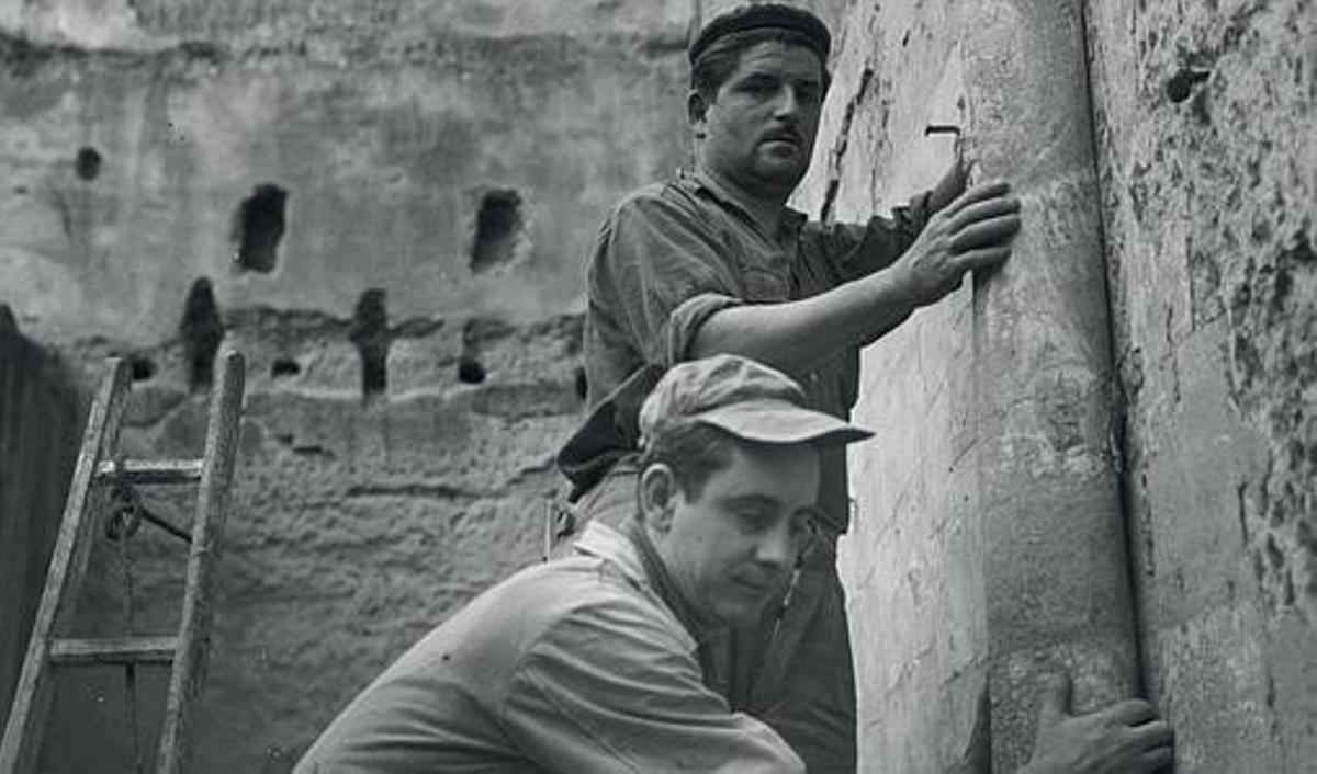 El restaurador del MNAC, Joaquim Pradell, retira una pintura con ayuda de un vecino de Villanueva de Sijena El restaurador del MNAC, Joaquim Pradell, retira una pintura con ayuda de un vecino de Villanueva de Sijena
