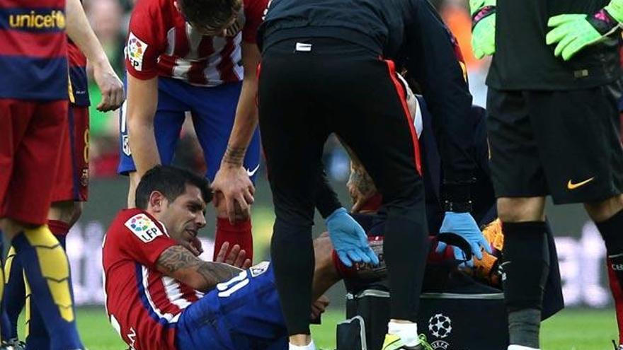 Los médicos atienden a Augusto sobre el césped del Camp Nou. // Toni Albir