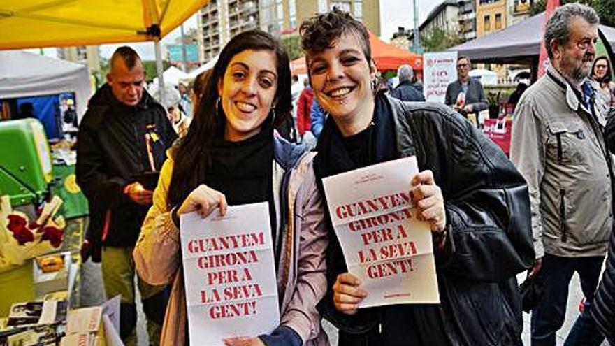 Carla Costa, a la dreta de la imatge, integrant de Guanyem Girona.