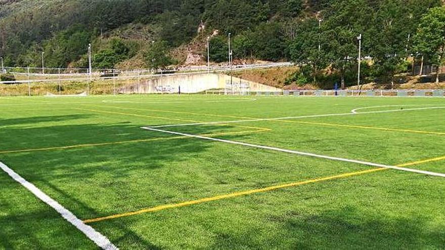 Vista de la remodelada instal·lació del camp de futbol de Guardiola de Berguedà