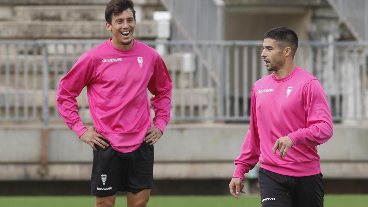 Manu Farrando, a la izquierda, en un entrenamiento con el Córdoba