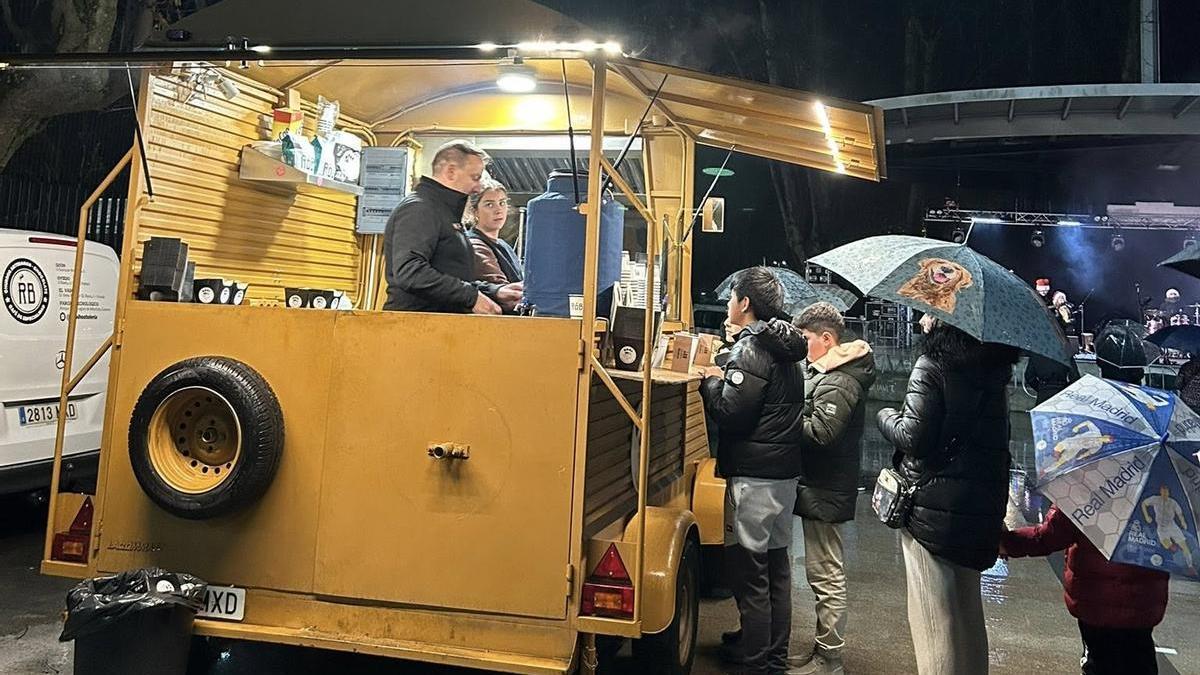 Reparto de chocolate hace unos días en Pola de Laviana.