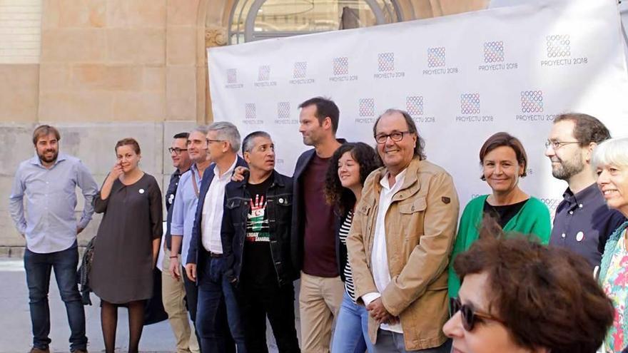 Moriyón, entre Mario Suárez y Emilio León, en el acto de la Xunta pola Defensa de la Llingua.