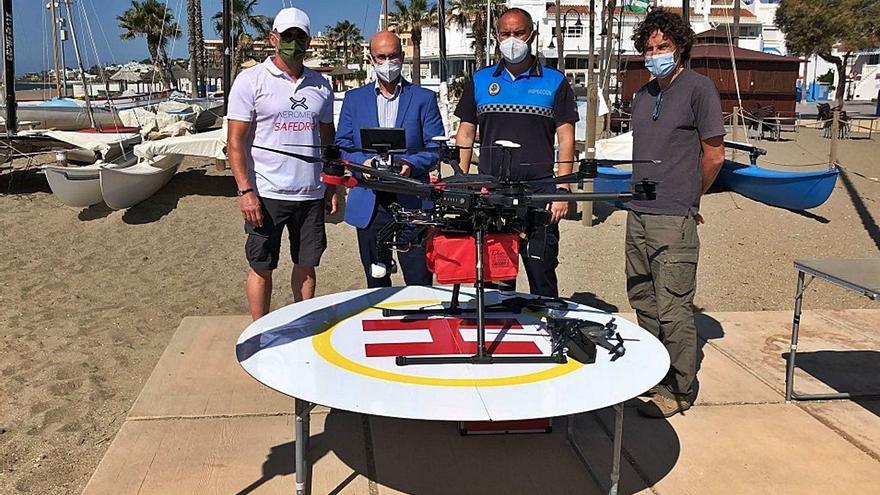 Mijas cuenta este año con drones que transportan chalecos salvavidas allí donde sea necesario.