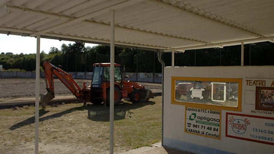 Obras en el campo de fútbol de As Mariñas en Sada.