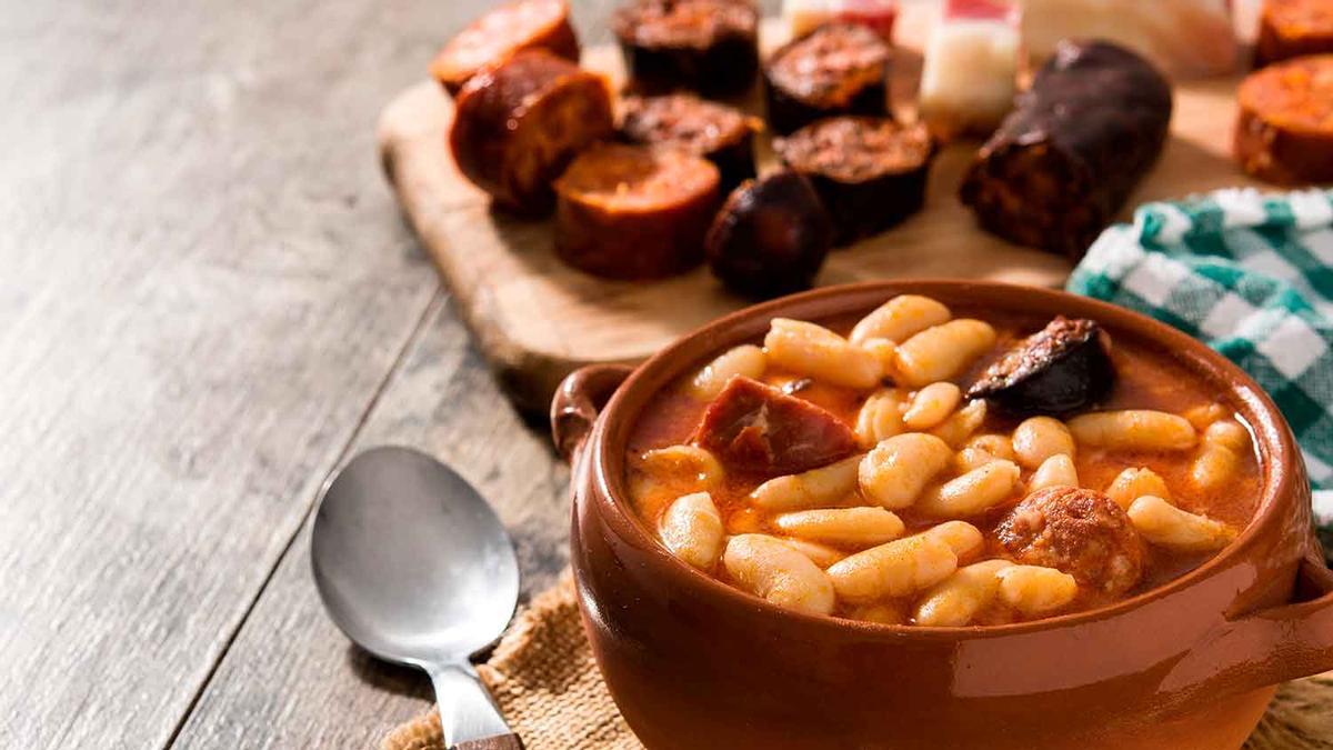 La "mejor fabada" de fuera de Asturias se come en Madrid, en un céntrico barrio y la hace un gijonés: "El secreto es sencillo"