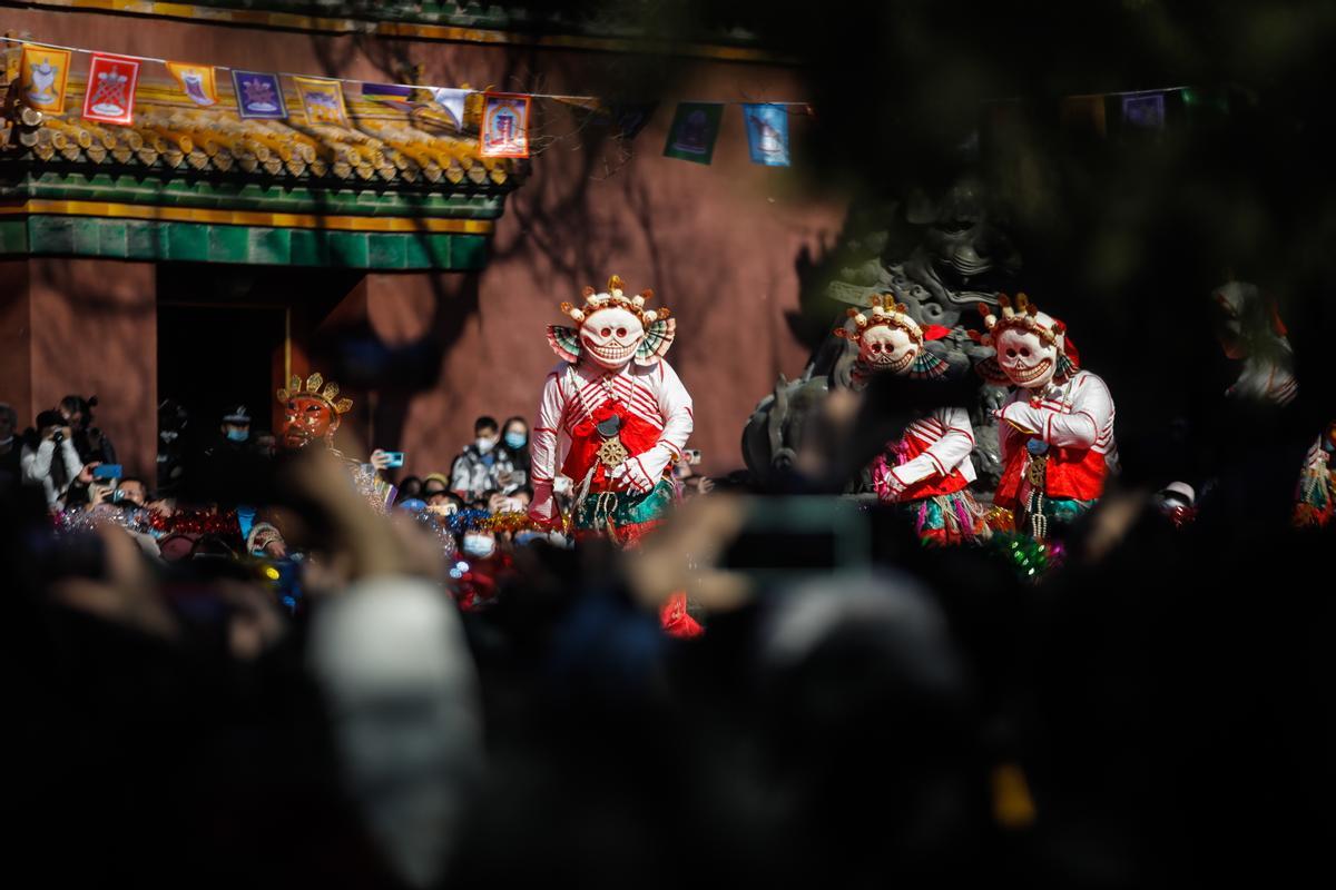 Monjes budistas bailan la Danza del Diablo en Pekín