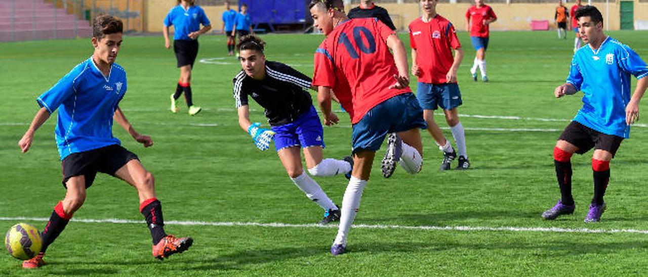 Giovanni recorta la diferencia favorable al Colegio Norte Viera al marcar de tacón en los últimos minutos.