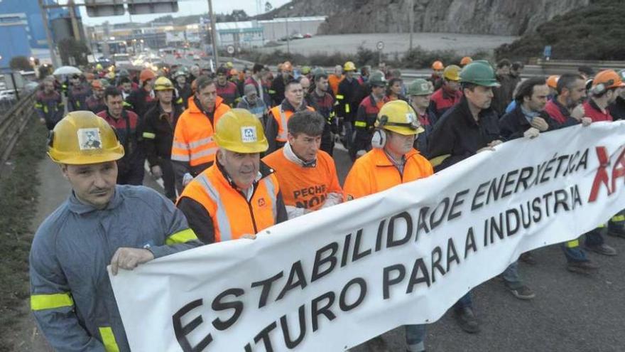 Los trabajadores de Alcoa marchan por la carretera de Baños de Arteixo en demanda de una tarifa eléctrica para la industria.