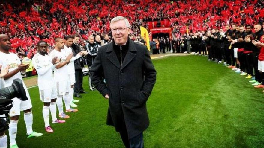 Los jugadores del Manchester United y del Swansea City hacen el pasillo a sir Alex Ferguson, ayer, en Old Trafford. // Reuters