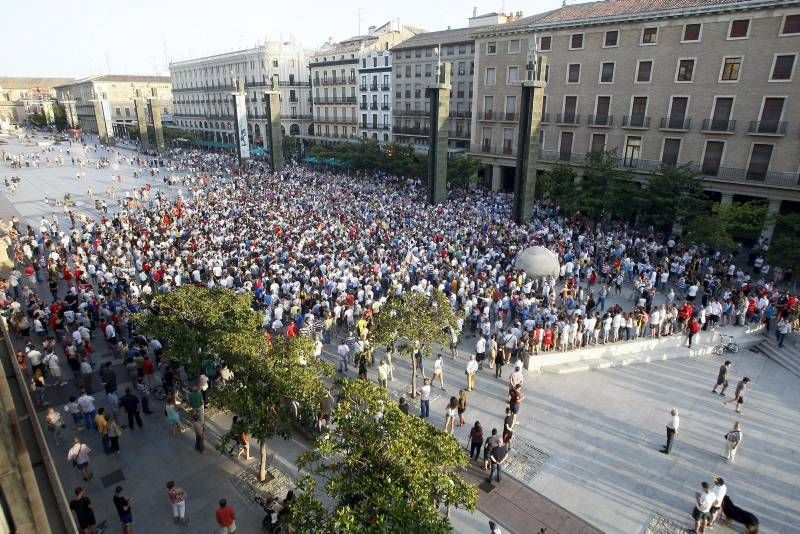 Concentración de aficionados por el futuro del Real Zaragoza